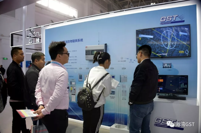 海灣消防展位前吸引了眾多的參觀者